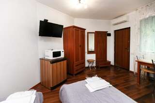 Гостиница Гостевой дом Кот в Сапогах Сочи Стандартный двухместный номер с 2 отдельными кроватями-5